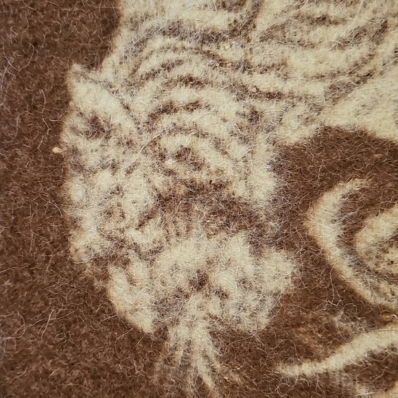 Peruvian Alpaca Wool Tiger Luxury Brown Cream Blanket. 55" X 66" - Picture 3 of 9